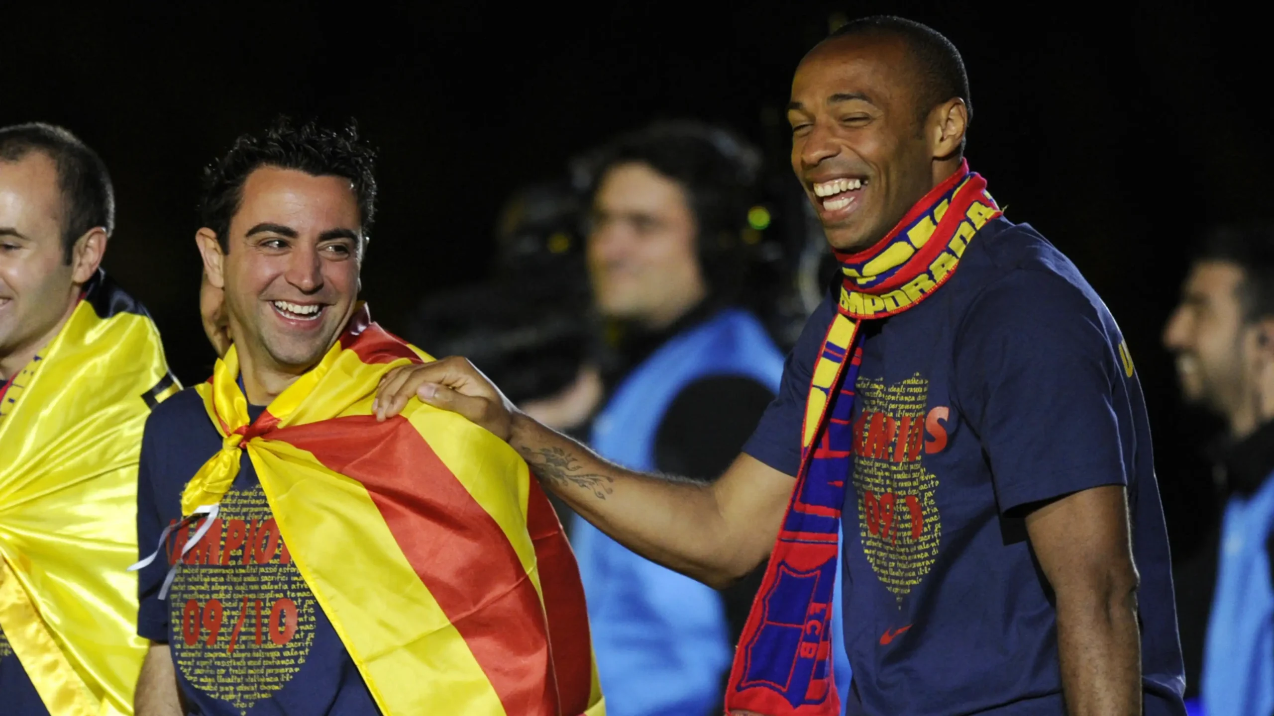 تيري هنري يدافع عن تشافي ويشيد بقدراته كمدرب