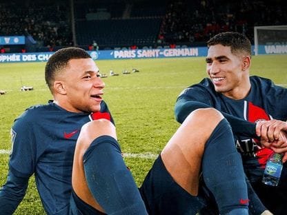 مبابي يثير الجدل مجددًا بصور مع حكيمي أثناء إجازته