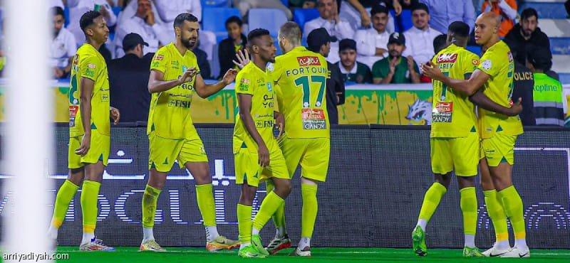 ريمونتادا تاريخية.. الخليج يهزم الهلال بثلاثية مثيرة في دوري روشن